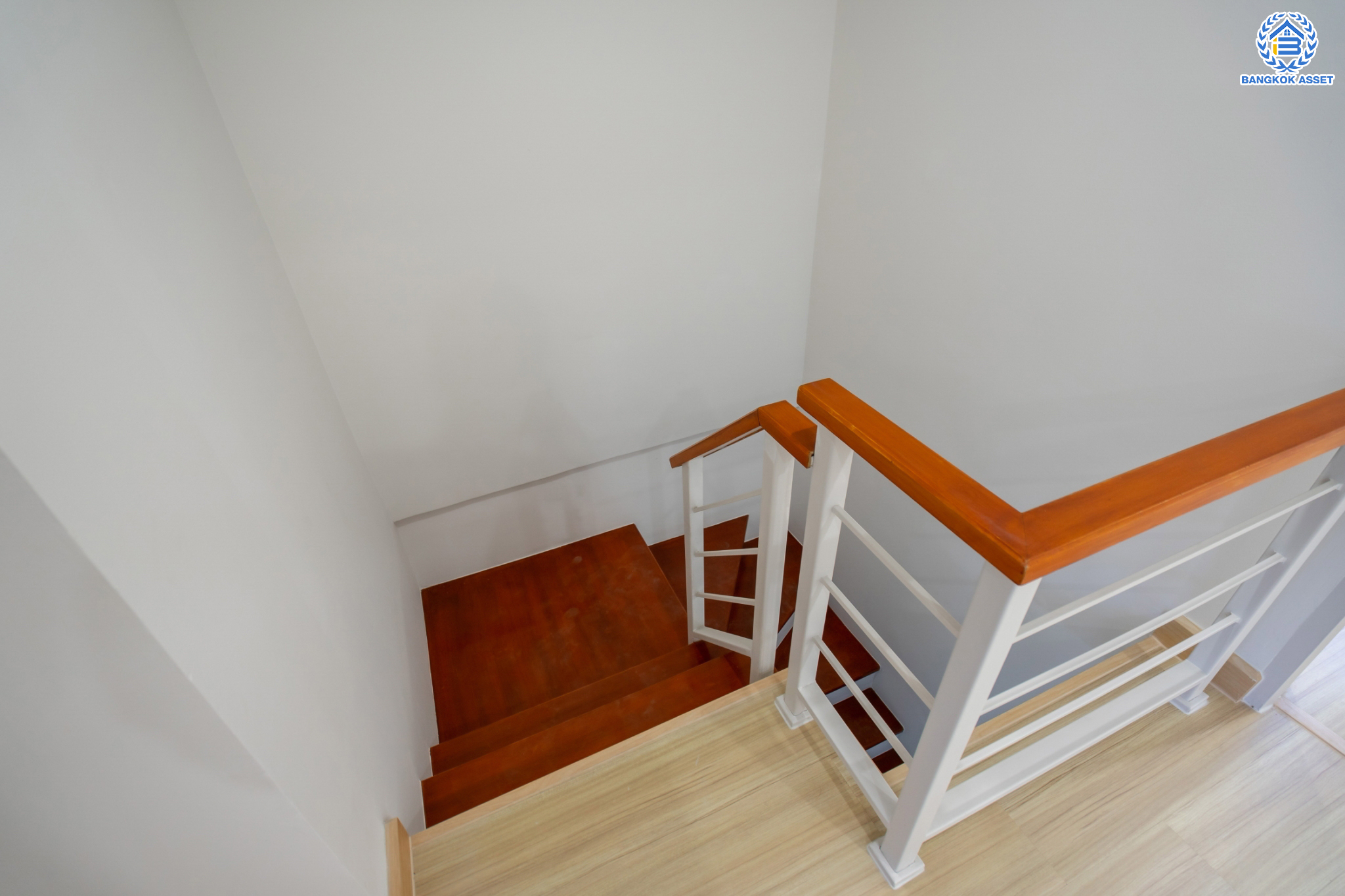 บ้านมือสองตกแต่งใหม่ ม.พฤกษาวิลล์28 วงแหวน-รัตนาธิเบศร์ (หน้ากว้าง 6 เมตร) ความสุขมีครบทุกตารางนิ้ว บนเนื้อที่ 17.5 ตร.ว. ฟังก์ชัน 3 ห้องนอน 2 ห้องน้ำ จอดรถได้ 1 คัน ครบครันทั้งครัวเคาน์เตอร์ บนทำเลสุดสะดวก ใกล้ถนนกาญจนาภิเษก เพียง 8 นาทีจาก MRT สถานี ตลาดบางใหญ่...